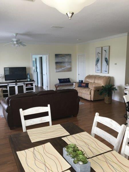 Living and 
		dining Area - Florida Vacation Rentals - Horseshoe Beach Real Estate - Tammy Bryan