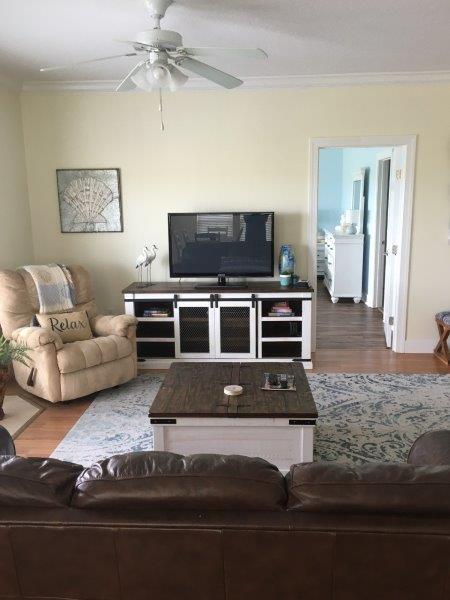 Vacation Condo Living Area - Florida Vacation Rentals - Horseshoe Beach Real Estate - Tammy Bryan